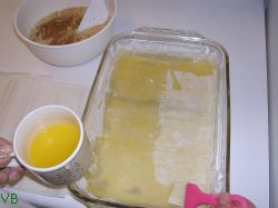 Jumatate din cantitatea de nuci pusa peste jumatate din foi